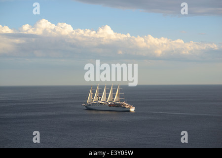 Club Med 2, la nave a vela più lunga del mondo (dal 2014) a 194 metri al largo della costa di Nizza, Alpes-Maritimes, Costa Azzurra, Francia. Foto Stock