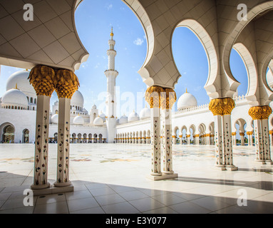Le colonne ornate di Sheikh Zayed Grande Moschea di Abu Dhabi, Emirati Arabi Uniti Foto Stock
