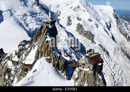 VISTA AEREA. Aiguille du Midi (altitudine: 3842 metri). Chamonix Mont-Blanc, Haute-Savoie, Auvergne-Rhône-Alpes, Francia. Foto Stock