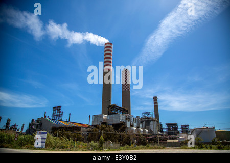 Gela, Italia - 30 aprile 2014: vista alla raffineria di Gela in Sicilia. raffineria produce principalmente combustibili per uso automobilistico da petrolio greggio pesante ottenuta da vicino i campi di eni in Sicilia. Foto Stock