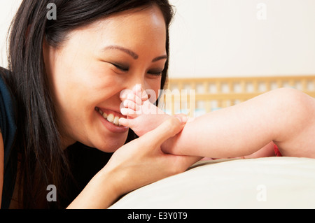 Baciare la madre del bambino in piedi Foto Stock