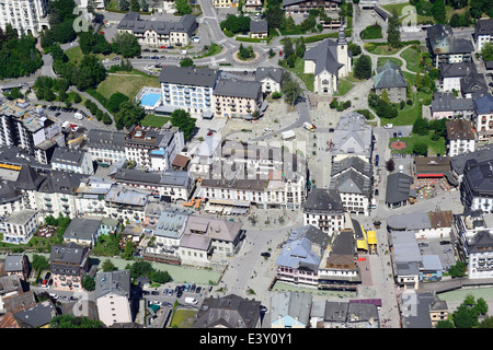 VISTA AEREA. Centro città di Chamonix con il fiume Arve. Alta Savoia, Auvergne-Rhône-Alpes, Francia. Foto Stock