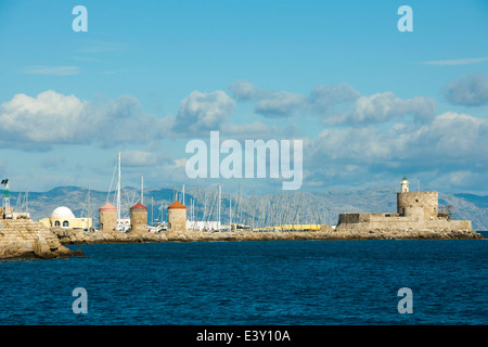 Griechenland, Rhodos-Stadt, Blick auf die Windmühlen Am Yachthafen und auf das Kastell Foto Stock