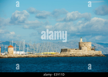 Griechenland, Rhodos-Stadt, Blick auf die Windmühlen Am Yachthafen und auf das Kastell Foto Stock