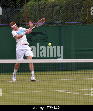 Manchester, Regno Unito. 1 Luglio, 2014. David O'Hare (Irlanda) restituisce la sfera durante il suo 4-6, 5-7 sconfitta dal seme superiore, il riso di David, all'Aegon GB Pro torneo di tennis presso il Club del Nord, Didsbury, Manchester. Aegon GB Pro Tennis Manchester, UK Credit: Giovanni friggitrice/Alamy Live News Foto Stock