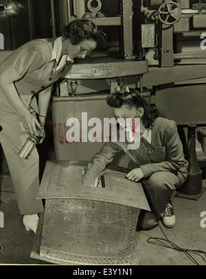 Questa fotografia mostra lo stabilimento Convair/General Dynamics e il suo personale, evidenziando il lavoro nella produzione aerospaziale durante la metà del XX secolo. L'immagine, conservata al San Diego Air and Space Museum, mostra l'importante ruolo della compagnia nella tecnologia dell'aviazione e della difesa. Foto Stock