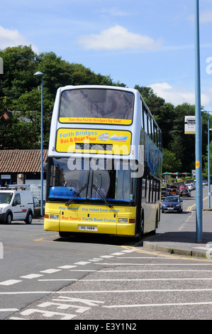 La via ponti tour bus a South Queensferry Foto Stock