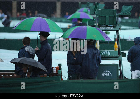 28.06.2014. Il torneo di Wimbledon, Londra Inghilterra, giorno 6 del torneo di Wimbledon AELTC champions. La pioggia smette di giocare come il personale e gli spettatori a coprire fino. Foto Stock