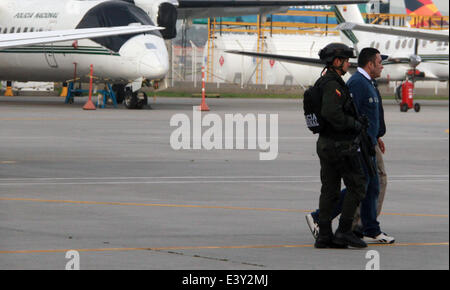 Bogotà, Colombia. 1 Luglio, 2014. Héctor López con la polizia colombiana durante l'estradizione verso gli Stati Uniti. Sette colombiani sono estradato negli Stati Uniti il 1 luglio 2014 a Catam airport in western Bogotá.Essi sono stati incriminati per l' assassinio della DEA agente speciale James Terry Watson che è stato ucciso dopo aver lasciato una riunione con gli amici in un ristorante di Bogotà e è entrato in un taxi. La pista ha confessato di assumere almeno 50 vittime su "millionaire rides" di Bogotá. Credito: PACIFIC PRESS/Alamy Live News Foto Stock