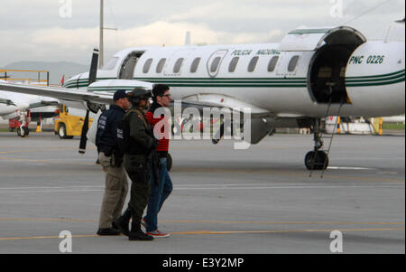 Bogotà, Colombia. 1 Luglio, 2014. Edgar Javier Bello con la polizia colombiana durante l'estradizione verso gli Stati Uniti. Sette colombiani sono estradato negli Stati Uniti il 1 luglio 2014 a Catam airport in western Bogotá.Essi sono stati incriminati per l' assassinio della DEA agente speciale James Terry Watson che è stato ucciso dopo aver lasciato una riunione con gli amici in un ristorante di Bogotà e è entrato in un taxi. La pista ha confessato di assumere almeno 50 vittime su "millionaire rides" di Bogotá. Credito: PACIFIC PRESS/Alamy Live News Foto Stock