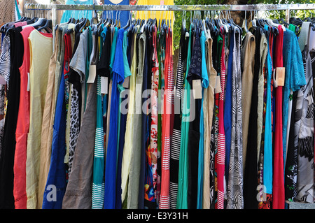 Vestiti per la vendita al mercato di strada. Le donne della moda. Foto Stock