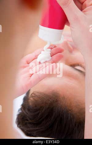 Terapista idratante di spremitura dal tubo Foto Stock