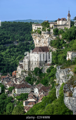 Vista su Rocamadour, città episcopale e santuario della Beata Vergine Maria, Lot, Midi-Pirenei, Francia Foto Stock