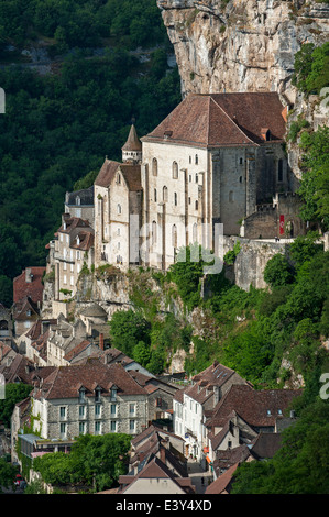 Vista su Rocamadour, città episcopale e santuario della Beata Vergine Maria, Lot, Midi-Pirenei, Francia Foto Stock