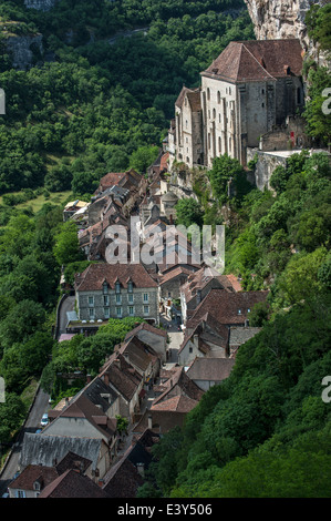 Vista su Rocamadour, città episcopale e santuario della Beata Vergine Maria, Lot, Midi-Pirenei, Francia Foto Stock