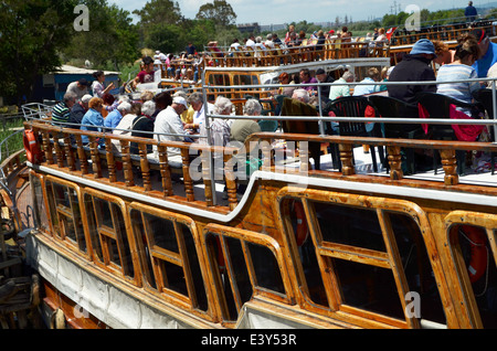 Gita in barca con pranzo a bordo, modo di trascorrere del tempo in Antalya. Le barche sono decorate come navi pirata. Foto Stock