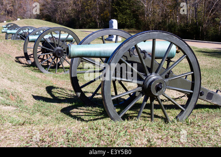 Fila di cannoni nel campo di battaglia in Vicksburg National Military Park in Vicksburg, Mississippi Foto Stock