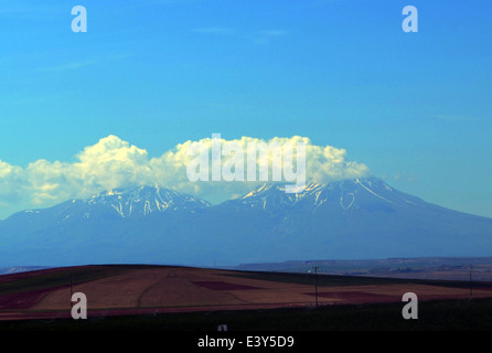 Mt. Hasan nel centro di La Turchia è uno dei due Mts. che soffiano aria calda e colate di lava sulla Cappadocia per creare tali strani &splendide case Foto Stock