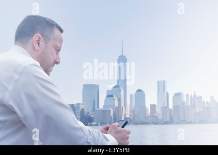 Infelice uomo maturo a Jersey City waterfront, New Jersey, USA Foto Stock