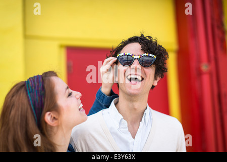 Coppia che cerca il divertimento di occhiali da sole Foto Stock