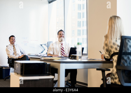 Tre avvocati business sale riunioni in ufficio Foto Stock