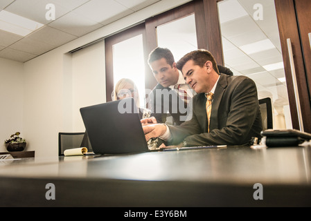 Tre avvocati business avente una riunione di pianificazione in Office Foto Stock