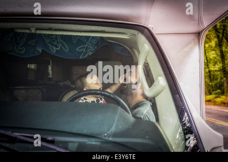 Padre e figlia toddler giocando insieme in auto Foto Stock