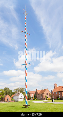 Il maypole sul villaggio verde a Wellow, Nottinghamshire, England, Regno Unito Foto Stock