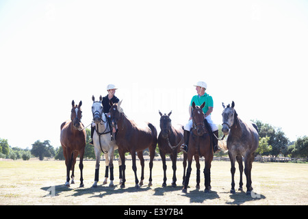 Giocatori di polo, portando i cavalli nel campo da Foto Stock