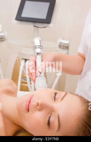 Donna ottenere luce pulsata di rimozione dei capelli il trattamento Foto Stock