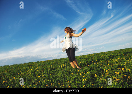 Giovane donna in piedi in campo Foto Stock