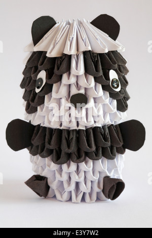 Origami panda isolati su sfondo bianco Foto Stock