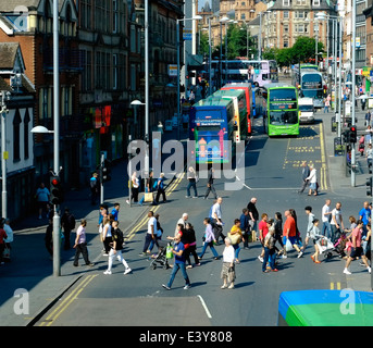 Le persone che attraversano il parlamento inferiore street Nottingham England Regno Unito Foto Stock