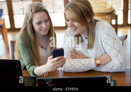 Giovani donne utilizza lo smartphone Foto Stock