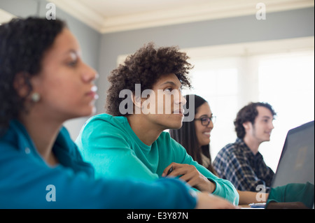 Ascolto gli studenti in aula Foto Stock