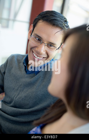 Giovane uomo che indossa gli occhiali, sorridente Foto Stock