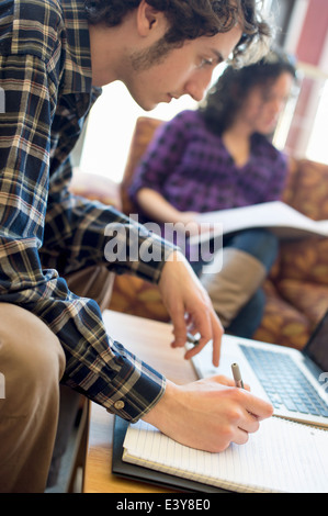 Studente rendendo note Foto Stock