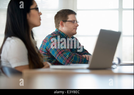 Gli studenti nella lezione con il computer portatile Foto Stock