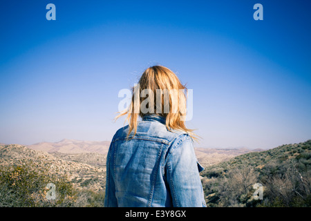 Vista posteriore della metà donna adulta guardando a vista, Lake Arrowhead, CALIFORNIA, STATI UNITI D'AMERICA Foto Stock