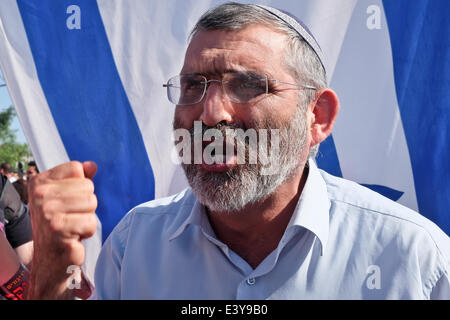 Gerusalemme, Israele. 01 Luglio, 2014. Estrema ala destra attivista MICHAEL BEN-ari esprime la sua collera. Centinaia di ala destra manifestanti ebrei hanno marciato attraverso Gerusalemme chiamando per vendetta e gridando "morte agli arabi" a seguito dell'omicidio di tre ragazzi israeliani rapiti in Cisgiordania e i cui corpi sono stati trovati nei pressi di Hebron. Credito: Nir Alon/Alamy Live News Foto Stock