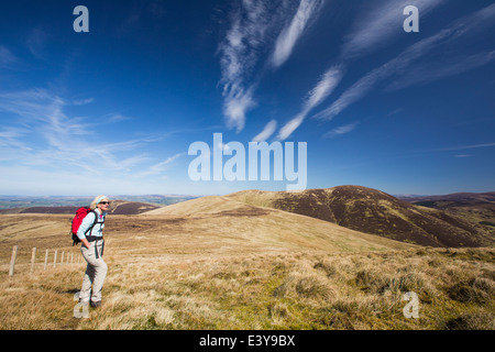 Una donna hill walker sulla sommità di Culter è sceso al di sopra di Biggar negli altipiani del Sud della Scozia, Regno Unito. Foto Stock