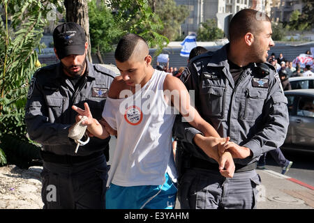 Gerusalemme, Israele. 01 Luglio, 2014. La polizia di trattenere un manifestante come centinaia di ala destra manifestanti ebrei hanno marciato attraverso Gerusalemme chiamando per vendetta e gridando "morte agli arabi" a seguito dell'omicidio di tre ragazzi israeliani rapiti in Cisgiordania e i cui corpi sono stati trovati nei pressi di Hebron. Credito: Nir Alon/Alamy Live News Foto Stock