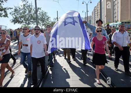 Gerusalemme, Israele. 01 Luglio, 2014. Centinaia di ala destra manifestanti ebrei hanno marciato attraverso Gerusalemme chiamando per vendetta e gridando "morte agli arabi" a seguito dell'omicidio di tre ragazzi israeliani rapiti in Cisgiordania e i cui corpi sono stati trovati nei pressi di Hebron. Credito: Nir Alon/Alamy Live News Foto Stock