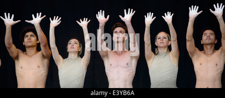 La English National Ballet eseguire per non dimenticare una danza ispirato al centenario della Grande Guerra a Glastonbury music festi Foto Stock