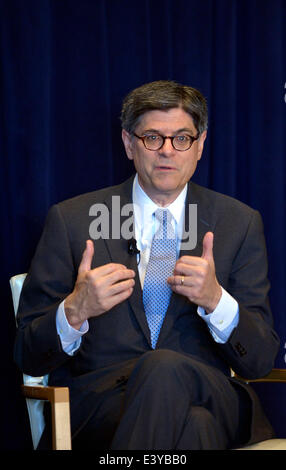 Washington, DC, Stati Uniti d'America. 1 Luglio, 2014. Noi Segretario del Tesoro Jacob Lew parla degli USA-Cina rapporti economici e il prossimo strategico e il dialogo economico a un forum ospitato dal US-China Business Council in Washington, DC, Stati Uniti, il 1 luglio 2014. Lew ha detto martedì che la Cina dovrebbe consentire lo yuan a salire ulteriormente e gli Stati Uniti continueranno a spingere la Cina ad aprire il proprio mercato di investitori degli Stati Uniti su un level playing field. Credito: Yin Bogu/Xinhua/Alamy Live News Foto Stock