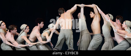 La English National Ballet eseguire per non dimenticare una danza ispirato al centenario della Grande Guerra a Glastonbury music festi Foto Stock