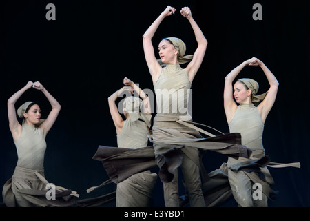 La English National Ballet eseguire per non dimenticare una danza ispirato al centenario della Grande Guerra a Glastonbury music festi Foto Stock