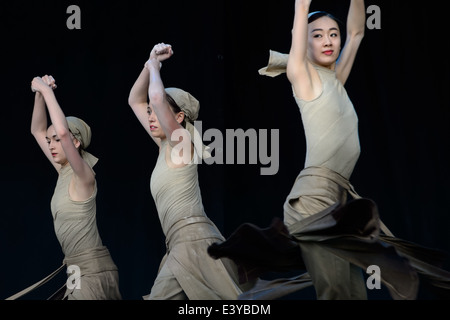 La English National Ballet eseguire per non dimenticare una danza ispirato al centenario della Grande Guerra a Glastonbury music festi Foto Stock