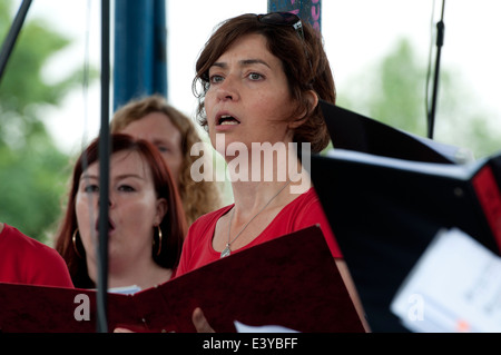 Un coro della comunità a Leamington pace Festival, Warwickshire, Regno Unito Foto Stock