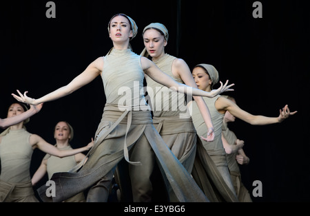 La English National Ballet eseguire per non dimenticare una danza ispirato al centenario della Grande Guerra a Glastonbury music festi Foto Stock